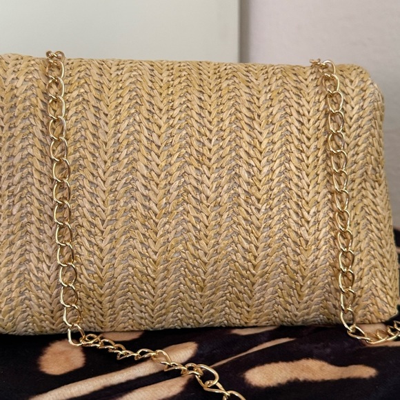 Woven Straw mini envelope crossbody bag with gold chain and gold floral detail - Picture 4 of 6